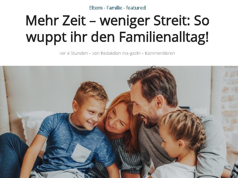 Familienaufnahme mit Eltern und zwei Kindern, die gemeinsam lachen und entspannt auf einer Couch sitzen.